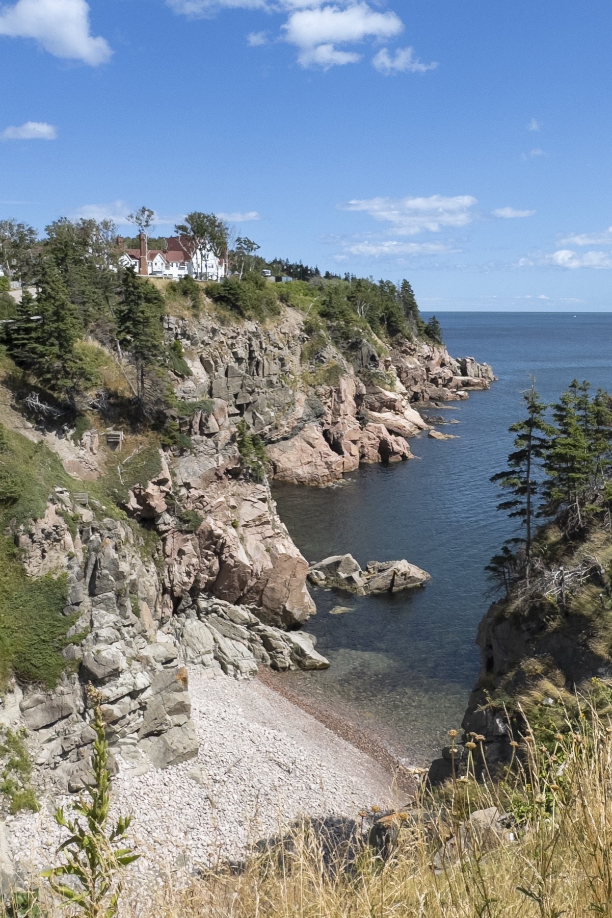 Le Keltic Lodge perché sur une falaise rocheuse surplombant l'océan, Nouvelle-Écosse.