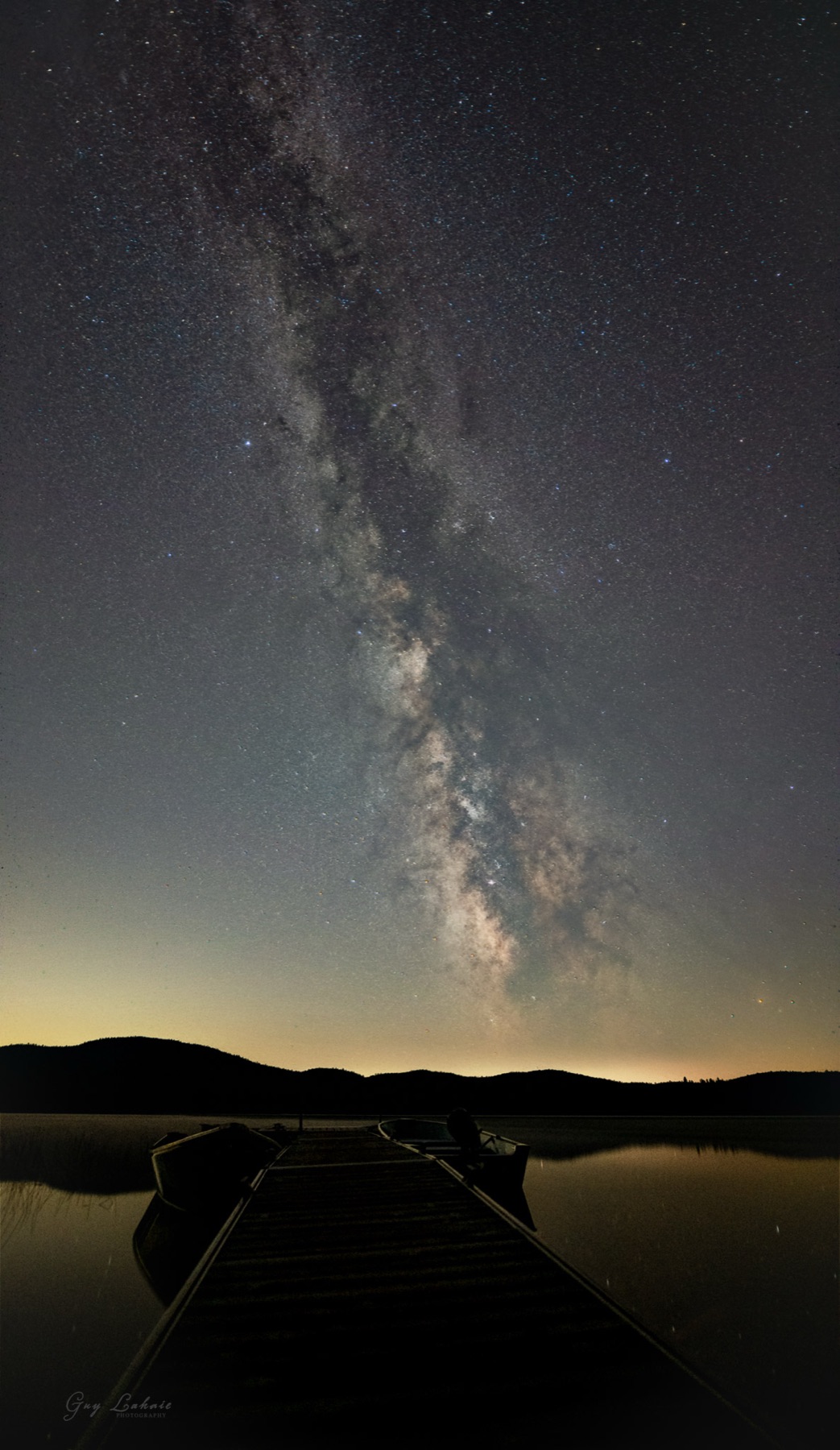Voie lactée au-dessus d'un quai de bois à Lac des Sables, Québec.