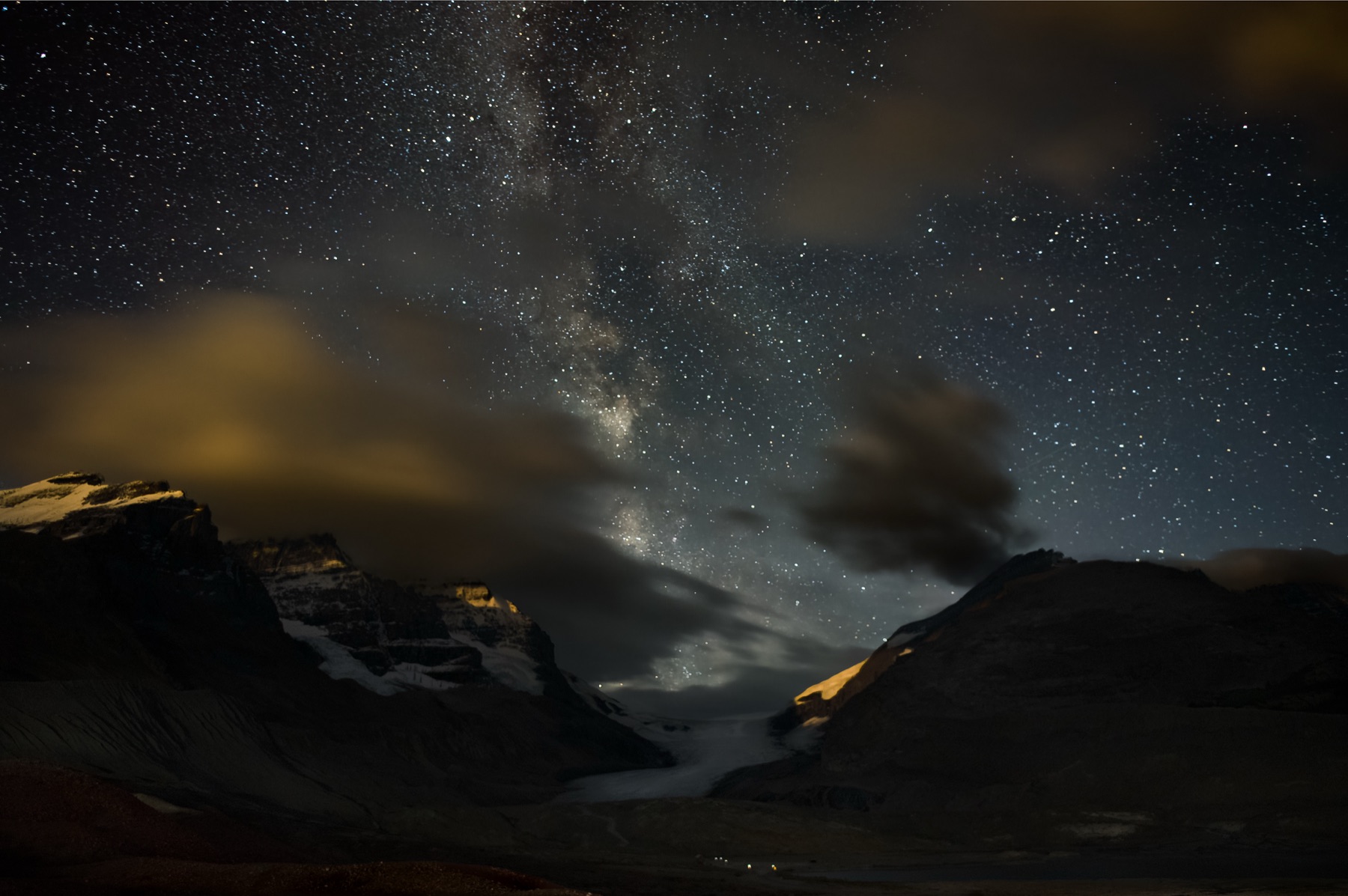 Ciel étoilé et Voie lactée au-dessus du champ de glace Columbia, Alberta.