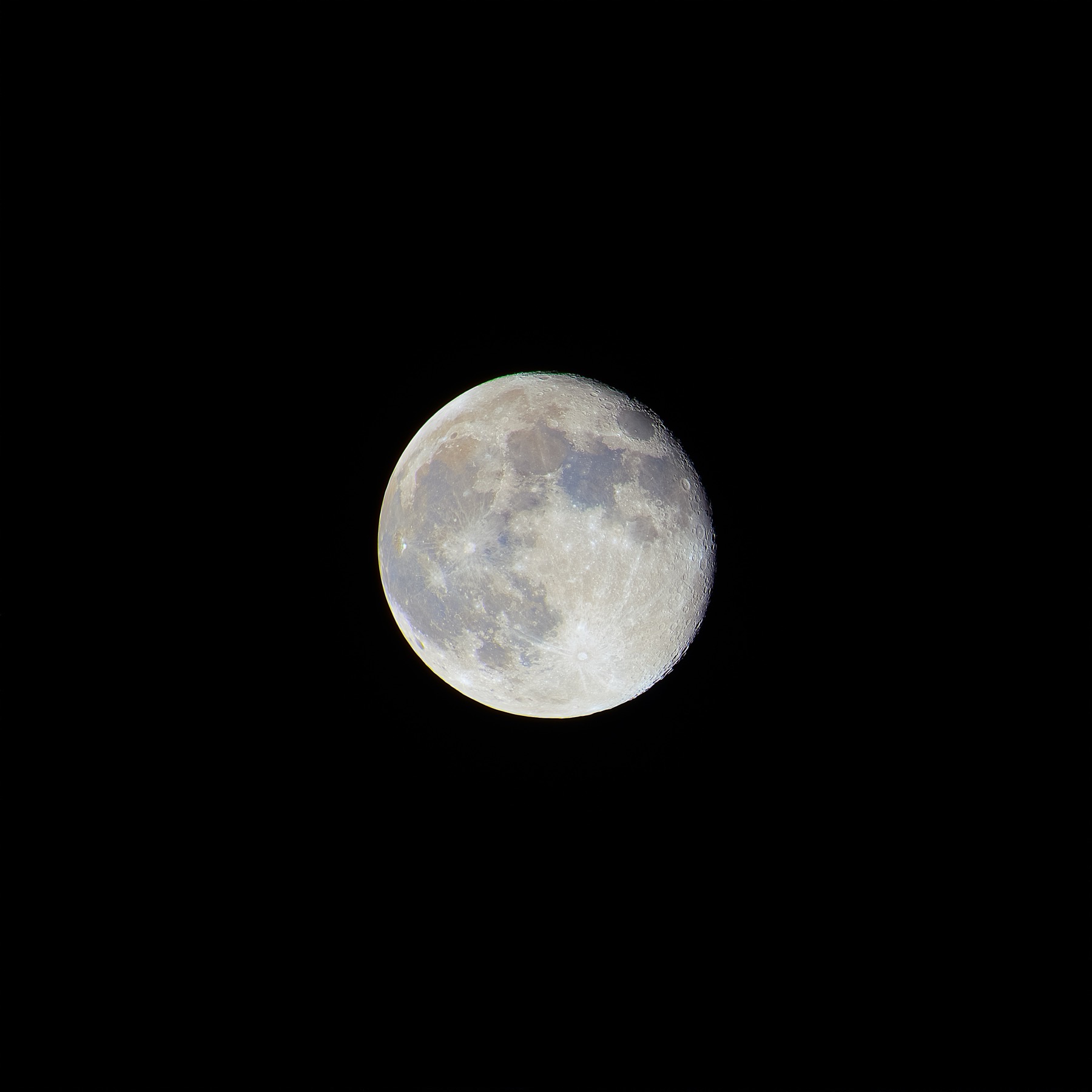 Gros plan sur la super lune, mettant en évidence ses cratères et son relief.