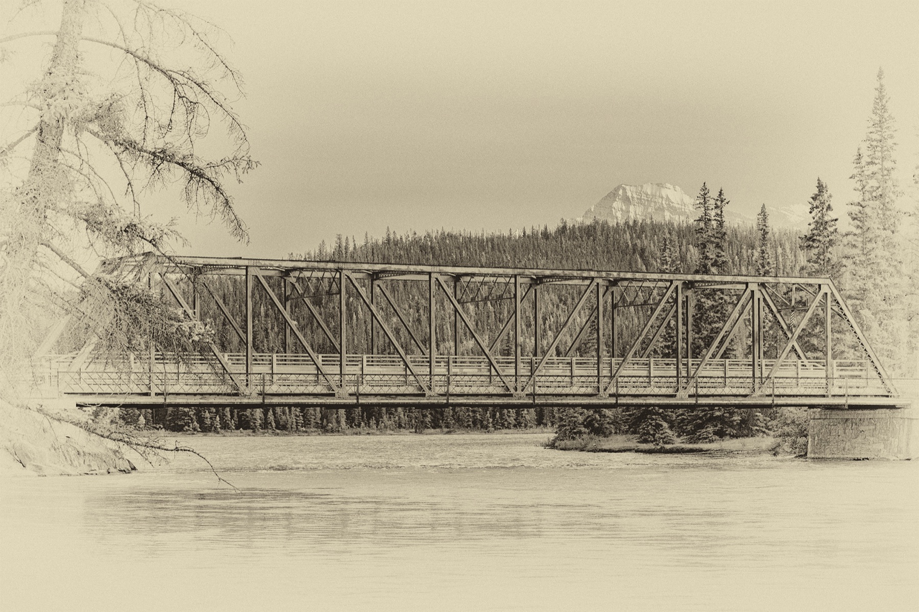 Photo façon plaque ancienne d'un pont ferroviaire en acier au-dessus de la rivière Athabasca.